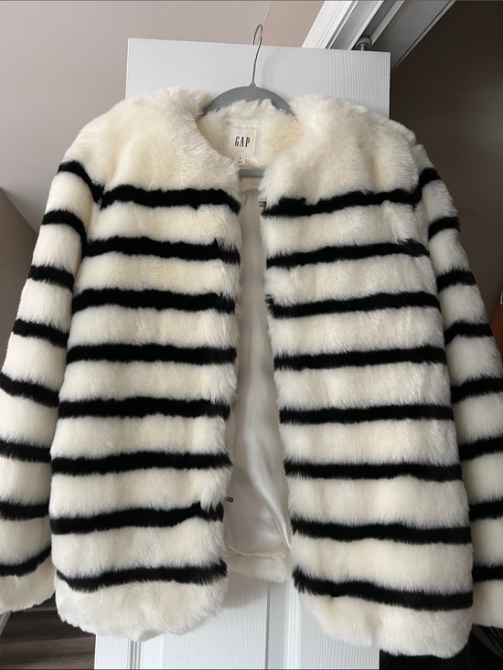 GAP Jackets & Blazers - GAP Women's Faux Fur Striped Teddy Jacket - White & Black